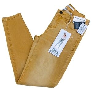 NWT Celebrity Pink Distressed Ankle Jeans